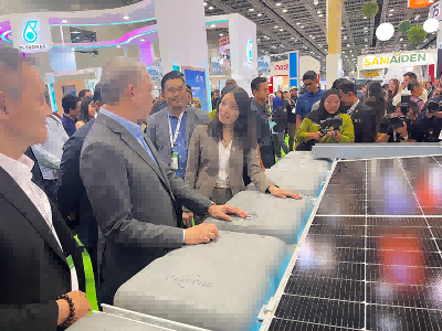 Fadillah Yusof, Minister of Energy of Malaysia, and the Second Prime Minister of East Malaysia Visited SolFirsTech’s Booth